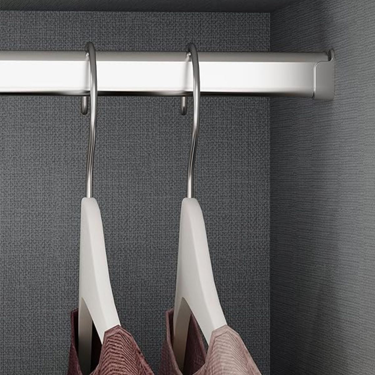 Barrote oval cromado con soportes para perchero, ideal para organizar tu ropa y mantener tu espacio ordenado